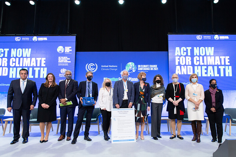 Carta de 46 millones de trabajadores de la salud que piden una acción climática global entregada a las presidencias de COP26 y COP27: Reino Unido y Egipto. Foto: Bianka Csenki
